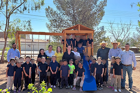 El alcalde Roberto Lucero entregó juegos infantiles en cuatro preescolares de Casas Grandes. Jardines de niños de Juan Mata Ortiz, Colonia Juárez y más recibieron el equipo con apoyo del ICHIFE.