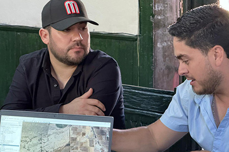 El alcalde Roberto Lucero trabaja en la creación de un nuevo relleno sanitario en Casas Grandes. En colaboración con la UACH, se realizan estudios para determinar la mejor ubicación del sitio.