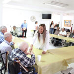 La alcaldesa Edith Escárcega celebró el Día del Padre con adultos mayores del Asilo “Amigo Omar”, donde entregó obsequios, ofreció comida especial y reafirmó su compromiso con su bienestar.