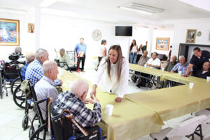 La alcaldesa Edith Escárcega celebró el Día del Padre con adultos mayores del Asilo “Amigo Omar”, donde entregó obsequios, ofreció comida especial y reafirmó su compromiso con su bienestar.