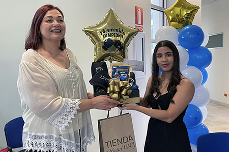 Alondra Realivázquez, estudiante de la UACJ, fue homenajeada tras ganar la medalla de oro en boxeo en la Universiada Nacional 2025. Autoridades universitarias destacaron su talento y esfuerzo.