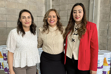 Siete escuelas de NCG mejorarán sus aulas gracias a la entrega de pintura gestionada por la alcaldesa Edith Escárcega. La iniciativa busca mejorar el aprendizaje y la infraestructura escolar.