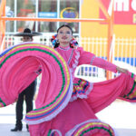 Comienzan los festejos por el 53 aniversario de la colonia Villahermosa en NCG. El evento inaugural incluyó acto cívico, danzas folclóricas y anuncios de actividades culturales y recreativas.