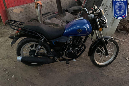 Elementos de la AEI aseguraron una motocicleta Italika 150cc en Nuevo Casas Grandes, como parte de una investigación por abuso de confianza. El vehículo no contaba con placas.