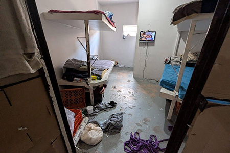 El traslado de 120 reos vinculados a grupos criminales incluyó el desalojo de celdas VIP en el Cereso 3. Autoridades estatales aseguran control total en penales de Chihuahua.