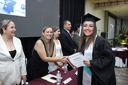 La presidenta Edith Escárcega asistió a la ceremonia de graduación del CETis 93 en Nuevo Casas Grandes, donde 287 alumnos concluyeron sus estudios, destacando el compromiso con la educación y la inclusión.