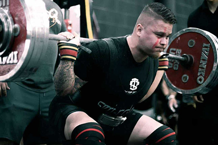 César Eduardo Aragón Pérez, atleta de Chihuahua, representará a México en el Mundial de Powerlifting en Sudáfrica. Busca apoyo económico para cubrir gastos de viaje, hospedaje y participación.