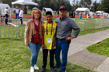 Sebastián Vizcaíno, joven de Colonia Madero, representará a Chihuahua en el Campeonato Nacional Estudiantil 2025 en Puebla. Competirá en los 300 metros planos con altas expectativas.