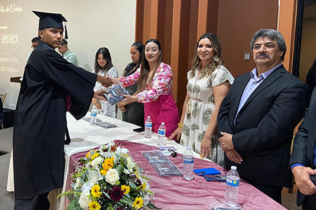 Alejandra Chinolla, titular de Educación en NCG, asistió a la graduación de la Telesecundaria 6226 en Buena Fe, reconociendo el esfuerzo de alumnos, padres y docentes. Gobierno reafirma su apoyo a la educación.