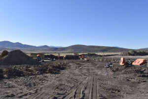 Con 246 trabajadores y 205 máquinas, avanza la carretera Bavispe-Nuevo Casas Grandes. Reducirá 90 minutos el trayecto entre Sonora y Chihuahua con una inversión de 1,859 millones de pesos.