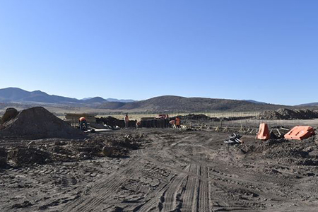 Con 246 trabajadores y 205 máquinas, avanza la carretera Bavispe-Nuevo Casas Grandes. Reducirá 90 minutos el trayecto entre Sonora y Chihuahua con una inversión de 1,859 millones de pesos.