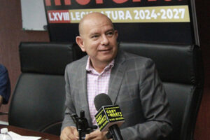 Cuauhtémoc Estrada acusa a Marco Bonilla de oponerse a que comunidades indígenas ejerzan el 10% del FAIS. Morena defiende reforma que busca justicia y equidad para los pueblos originarios.