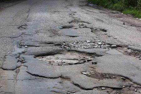 Más de 43 muertes han sido registradas por accidentes causados por el mal estado de las carreteras en México. La falta de inversión y el abandono vial elevan la letalidad en varios estados.