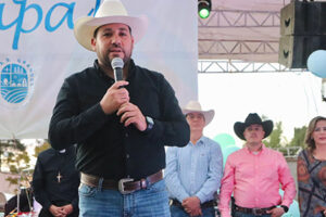 El alcalde Roberto Lucero encabezó el festejo del Día del Padre en Casas Grandes con rifas, música y regalos. Se entregaron premios como televisores, asadores y un terreno municipal.