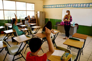 Autoridades educativas anticipan el fin del ciclo escolar básico en Chihuahua por ola de calor. Protección Civil alerta temperaturas extremas, superando los 42°C en Ojinaga y 37°C en la capital.