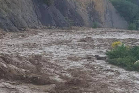 Protección Civil reporta lluvias intensas en Batopilas, Guachochi y Meoqui, donde se presentaron calles inundadas. Se mantiene alerta por deslaves e inundaciones ante pronóstico de más lluvias.