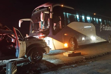Un autobús Futura chocó de frente contra una camioneta Nissan en Janos. El accidente ocurrió de madrugada en el kilómetro 5 rumbo a Agua Prieta. Hubo lesionados leves, sin hospitalización.