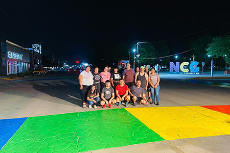 Integrantes de la comunidad LGBT+ pintaron nuevamente el crucero de Benito Juárez y Minerva en Nuevo Casas Grandes como parte de las actividades previas a la marcha del orgullo LGBT+, que se celebrará este sábado.