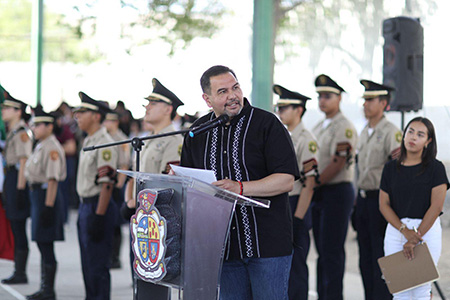 El alcalde Cruz Pérez Cuéllar entregó la rehabilitación del CETIS 61 en Ciudad Juárez, que incluye cancha de pasto sintético, gradas techadas, iluminación y mejoras en muros y bardas.
