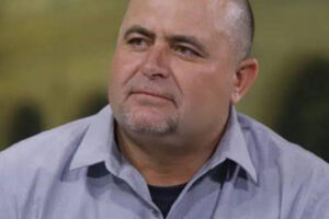 El activista Julián LeBarón acusó violencia narco en Madera, Chihuahua. Denunció agresiones a empleados y abandono escolar en El Alamillo. Criticó a alcaldes por permitir el avance del crimen organizado.