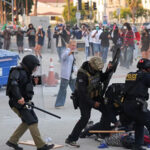 Redadas migratorias en Los Ángeles dejan 50 arrestos; la mayoría, mexicanos trabajadores. El cónsul pide calma, no firmar nada sin entender y consultar abogados antes de ir a corte migratoria.