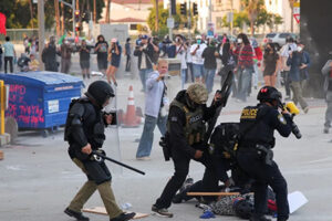 Redadas migratorias en Los Ángeles dejan 50 arrestos; la mayoría, mexicanos trabajadores. El cónsul pide calma, no firmar nada sin entender y consultar abogados antes de ir a corte migratoria.