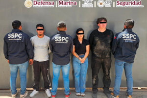 En un operativo conjunto en Ciudad Juárez, se incautaron 110 mil pastillas de fentanilo y se detuvo a tres personas, una buscada en EU por tráfico de drogas. La droga fue hallada en un vehículo.