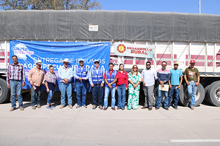 Más de 40 productores de la región recibieron maíz rolado como apoyo ante la sequía. El Gobierno Municipal y Estatal trabajaron en conjunto para fortalecer la alimentación del ganado.