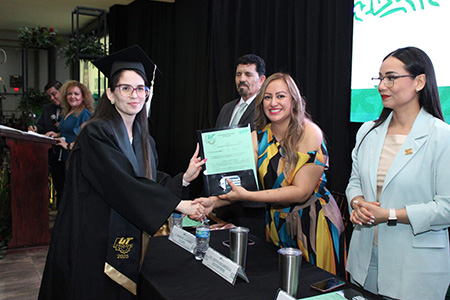 La alcaldesa Edith Escárcega asistió como invitada de honor a la graduación de 95 estudiantes de la Universidad Tecnológica de Paquimé. Reconoció el esfuerzo de alumnos, padres y docentes.