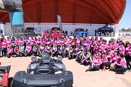 La presidenta Edith Escárcega encabezó el arranque de la Ruta Vaqueras 2.0 en Nuevo Casas Grandes. Más de 350 mujeres participaron en esta experiencia 4x4 impulsada por el gobierno municipal.