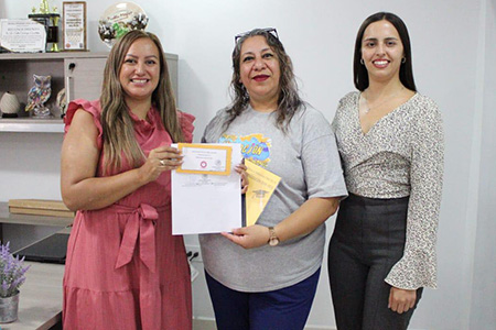 La presidenta Edith Escárcega entregó apoyo económico a la Primaria Ford 125 para su ceremonia de graduación. La acción beneficia a estudiantes y familias, y refuerza su compromiso con la educación.