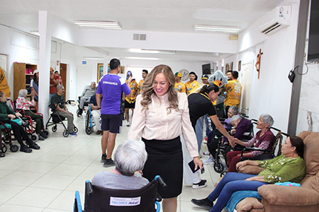 La alcaldesa Edith Escárcega y el equipo Faraones visitaron el Asilo Amigo Omar en NCG, compartiendo una merienda, obsequios y momentos emotivos con los adultos mayores. Fortalecen lazos comunitarios.