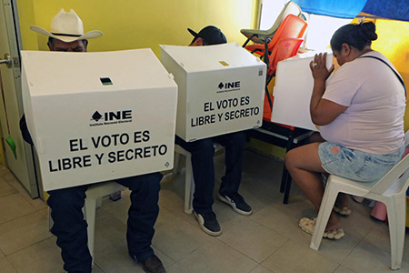 Las primeras elecciones judiciales en México generaron baja participación y confusión. Votantes debieron elegir entre 7,700 candidatos para 2,600 cargos sin información clara ni evaluación previa.