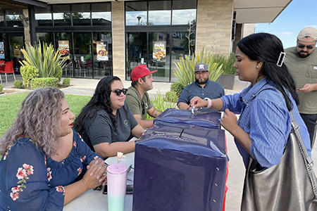 Acude hoy y vota por uno de los tres proyectos del Presupuesto Participativo 2025 en Chihuahua. Los módulos de votación están instalados en cinco puntos. Jóvenes de 12 a 17 años también pueden participar con CURP o credencial escolar acompañados de un adulto.