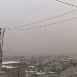 Ciudad Juárez y Ahumada enfrentan una tormenta de arena con visibilidad reducida y vientos intensos. Autoridades piden precaución en carretera y cuidado especial a personas vulnerables.