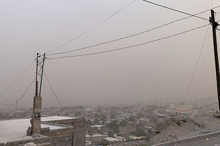Ciudad Juárez y Ahumada enfrentan una tormenta de arena con visibilidad reducida y vientos intensos. Autoridades piden precaución en carretera y cuidado especial a personas vulnerables.