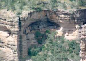 Explora la Zona Arqueológica de Cuarenta Casas en Chihuahua, un impresionante sitio de la cultura Paquimé construido en cuevas del Cañón de Huápoca. Historia, naturaleza y vistas únicas te esperan.