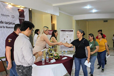 Gobierno federal entrega tarjetas del programa La Escuela es Nuestra en el noroeste de Chihuahua, beneficiando a miles de estudiantes. Los recursos serán aplicados por comités escolares.