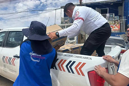 El Gobierno del Estado entregó apoyos en colonias afectadas por las lluvias en Ciudad Juárez. Se distribuyeron despensas, kits de limpieza y láminas en zonas como Mariano Escobedo y Siglo XXI.