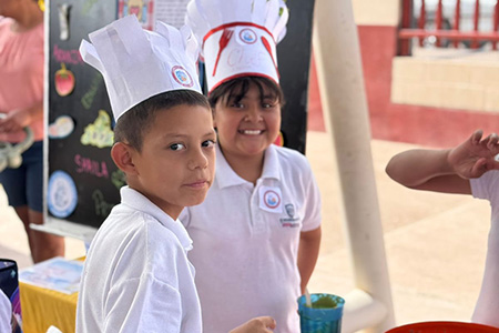 Concluye el proyecto Vida Saludable en la Escuela Ramón López Velarde. Alumnos, padres y docentes participaron con lonches nutritivos y actividades que fortalecen hábitos sanos y valores escolares.