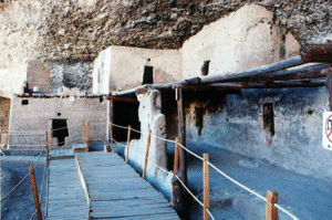 Estudiantes del CBTA 214 de Gómez Farías visitaron el sitio arqueológico 40 Casas en Madera, donde aprendieron sobre patrimonio, historia y cultura regional. La experiencia refuerza la conciencia histórica.