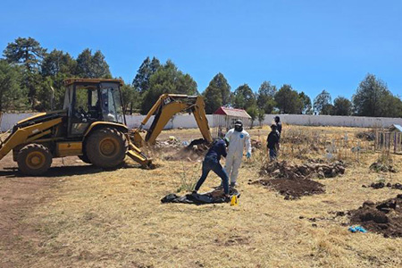 La Fiscalía de Chihuahua exhumó dos cuerpos más en el panteón de La Norteña, Madera, sumando 12 víctimas en fosas clandestinas. Investigan nexos con enfrentamientos entre grupos criminales.