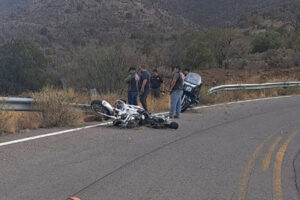 Un motociclista perdió la vida en un accidente en la Sierra del Caracol, tramo Casas Grandes-Ignacio Zaragoza. Su pareja fue trasladada grave a un hospital de NCG. Autoridades investigan.