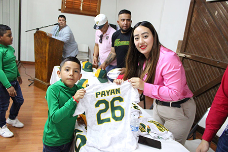 El Gobierno Municipal de Nuevo Casas Grandes, mediante la Dirección de Deportes, proporcionó uniformes al equipo de béisbol infantil Faraoncitos. Los niños de 7-8 años representarán con orgullo al municipio en una próxima competencia en Chihuahua. Este gesto reafirma el compromiso con el deporte.