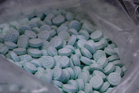 Autoridades de Ciudad Juárez aseguraron 750 gramos de tusi, una droga sintética rosa, y detuvieron a un sospechoso con más de 25 kilos de sustancias ilícitas. La Fiscalía continuará con la investigación.