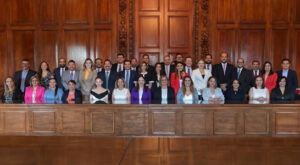 Maru Campos sostuvo una reunión con los magistrados electos del Poder Judicial de Chihuahua. Destacó su preparación, pluralidad y el proceso democrático que los llevó a sus cargos.