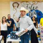 El Gobierno Municipal de Galeana celebró el Día del Padre con una cena-baile encabezada por el alcalde Francis Leany. Hubo música, rifas y gran convivencia con la comunidad.