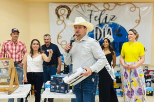 El Gobierno Municipal de Galeana celebró el Día del Padre con una cena-baile encabezada por el alcalde Francis Leany. Hubo música, rifas y gran convivencia con la comunidad.