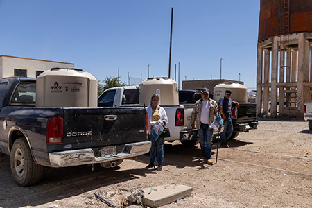 El Gobierno Municipal de NCG entregó tinacos Rotoplas subsidiados a familias afectadas por la escasez de agua. El programa, en colaboración con Mariana Trinitaria, busca mejorar el acceso hídrico.