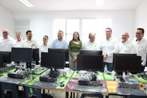 La Escuela Primaria Ford de Nuevo Casas Grandes recibió mobiliario escolar, computadoras y proyectores como parte del compromiso del Gobierno Municipal con la mejora de la educación. Club Rotario Paquimé y Grupo Yazaky colaboraron en esta entrega que promueve la inclusión tecnológica.